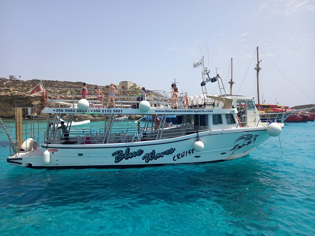 Bluegaloon swimming and snorkling